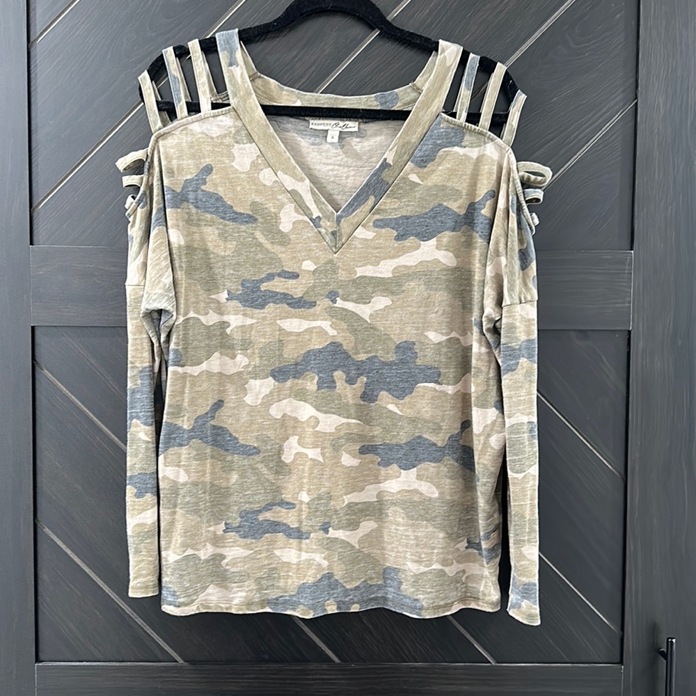 Express camouflage cut out shoulder long sleeve shirt